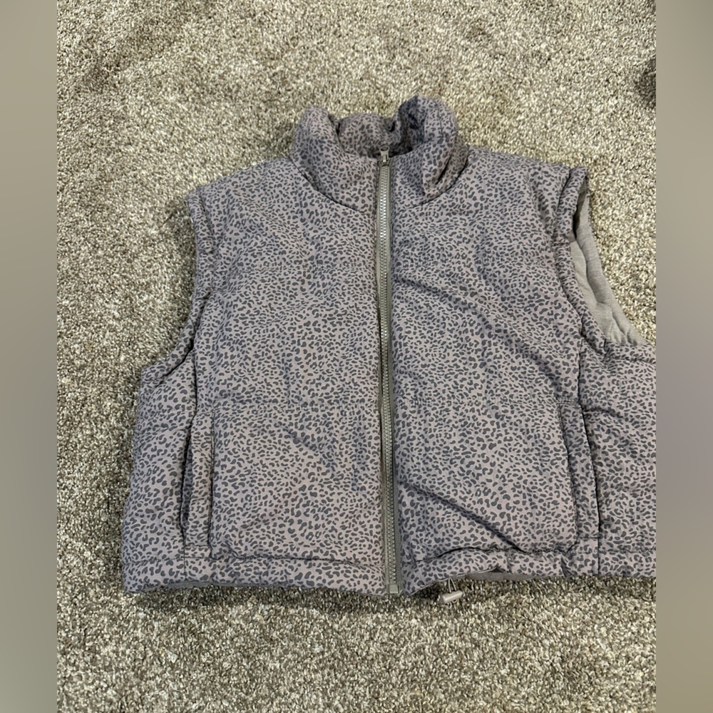 Leopard/ cheetah Print Puffer Vest woman’s medium cropped.